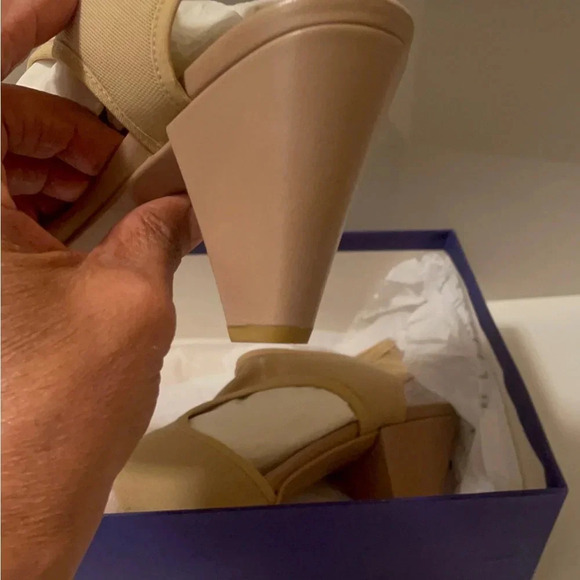 Stuart weitzmen soft starchy sandal with strong sole and heels chic and comfy - Picture 4 of 16